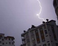 Kozan'da Simsekler Geceyi Aydinlatti