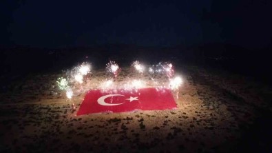 Mersin'de Zemine Islenmis Dev Türk Bayragi