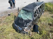 Sarampole Devrilen Minibüste 1 Kisi Öldü, 2 Kisi Yaralandi