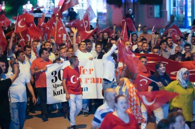 Sehitkamil'de 30 Agustos Coskusu