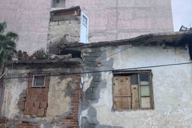 Sürücü 1,5 Dakikayla Kurtuldu, Balkon Aracin Üzerine Göçtü