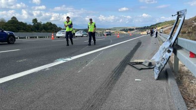 Tirla Çarpisan Aracin Kapisi Koptu Açiklamasi Yolcu Yola Düstü