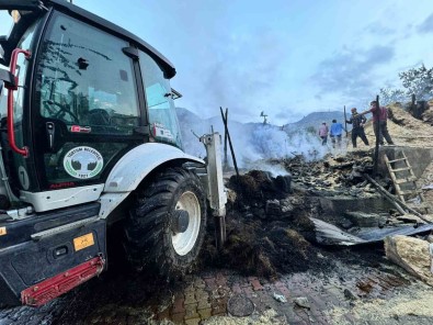 Tortum'da Yangin Panigi Açiklamasi 2 Ev, 1 Samanlik, 1 Ahir Küle Döndü