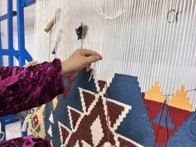 Kadinlar Ilmik Atarak Kazanç Elde Etmek Için Çiktiklari Yolda Ilk Kilimi Bitirdiler