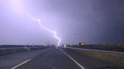 Kars'ta Gökyüzü Simseklerle Aydinlandi