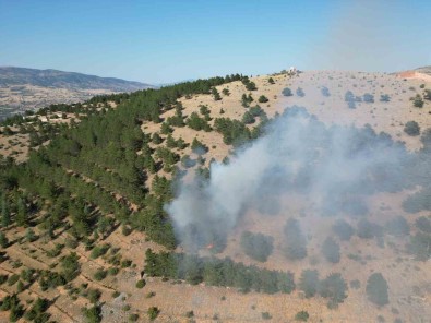 Örtü Yanginini Ayagi Ile Söndürmeye Çalisti