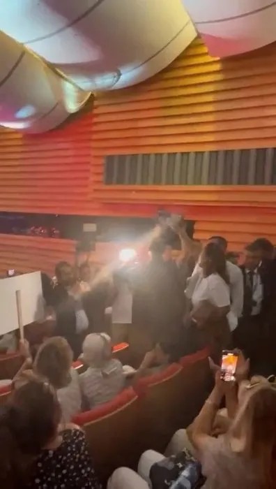 Özgür Özel, protestoyu hazmedemedi! Haklarını arayan işçileri salondan kovdurdu