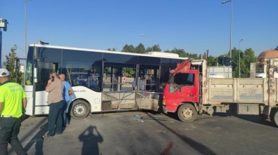 Bingöl'de 5 Kisinin Yaralandigi Kaza Otobüs Kamerasina Yansidi