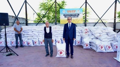 Geçit, 'Depremzede Çiftçilerimize 35 Ton Arpa Dagittik'