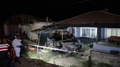 Kontrolden Çikan Hafif Ticari Araç Bahçeye Daldi, Arabadan Çatiya Firlayan Genç Adam Hayatini Kaybetti