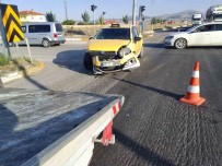 Ticari Taksi Ile Otomobilin Çarpistigi Kazada 2 Kisi Yaralandi Haberi