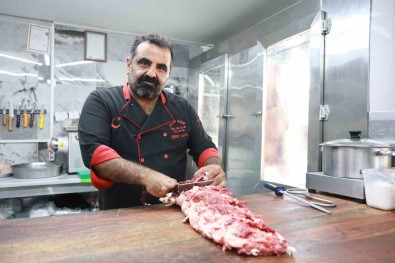 8 Yasindayken Elini Kiyma Makinesine Kaptiran Kasabin, 5 Parmaginda 10 Marifet