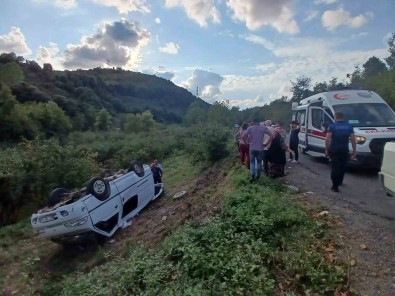 Alapli'da Hafif Ticari Araç Takla Atti; 2 Yarali