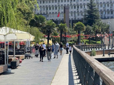 Güzel Havayi Gören Sahile Kostu