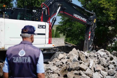 Kars Belediyesi Kenti Metruk Binalardan Temizliyor