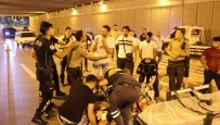 Oglu Kanlar Içinde Yerde Yatan Babanin Çaresizligi Yürekleri Dagladi Haberi
