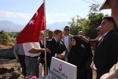 Sehit Mezarina Bayrak Asma Töreni Düzenlendi
