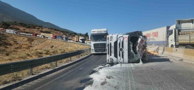 Devrilen Tirdan Onlarca Çimento Torbasi Yola Savruldu