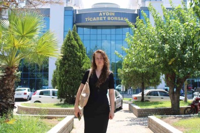 Hata Yaptigi Öne Sürülen Kadin Memur Is Yerine Alinmayinca Mesaisini Kapinin Önünde Tamamliyor