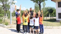Il Müdürü Demirci Çocuklara Forma Hediye Etti Haberi