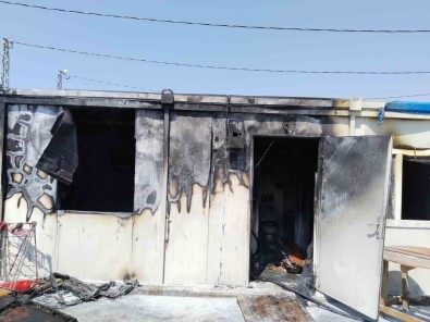 Iskenderun'da Çikan Yanginda Konteyner Kullanilamaz Hale Geldi