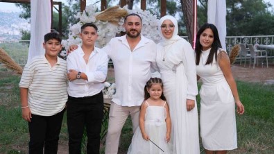 Kaçarak Evlenen Çift, 20 Yil Sonra Dört Çocuguyla Birlikte Dügün Yapti