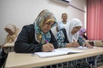 Kadinlar Okuma-Yazma Ögreniyor