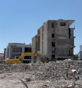 Kolonu Kirip, Sallaya Sallaya Binayi Yikti