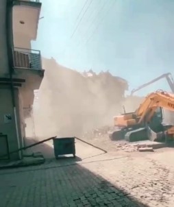 Korna Sesi, 5 Katli Binayi Yerle Bir Etti