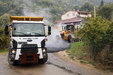 Köylerde Sicak Asfalt Çalismalari Sürüyor