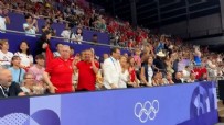 Mansur Yavaş'ın hareketi gündem oldu: Özgür Özel'in eli havada kaldı