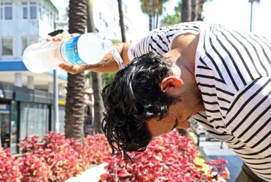 Sicak Havalarda Susuzluk Hissi Olmasa Bile Her Gün En Az 2-2,5 Litre Sivi Tüketilmeli