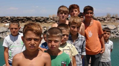Van Gölü'ne Giren Çocuklarin Saçlari Sari Oldu
