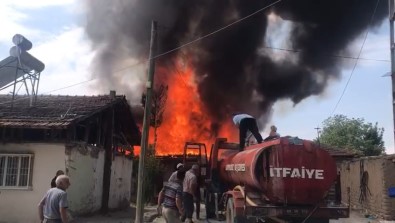 Yanginda Ahsap Ev Alev Topuna Döndü Açiklamasi Vatandaslar Söndürmek Için Seferber Oldu