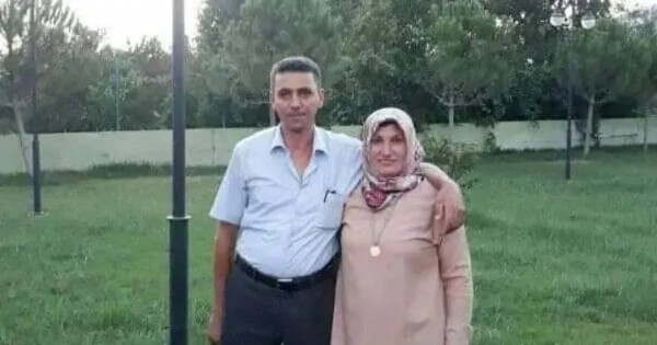 Devrilen traktördeki çift öldü