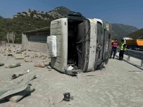 Burdur-Antalya Karayolunda Tir Devrildi, Yol Trafige Kapandi