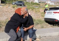 Kazadan Kurtulan Agabey Ile Kiz Kardes Kaldirimda Birbirlerine Sarilarak Agladi Haberi