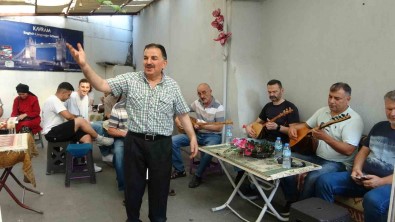Elinde Çay Tepsisi Dilinde Türkülerle Müsterilerine Moral Oluyor