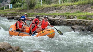 Farkli Ülkelerden Gelen Dansçilar Rafting Yarislarinda Mücadele Etti