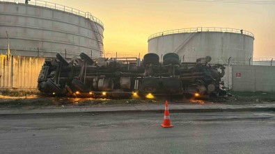 Hatay'da Beton Pompasi Tasiyan Tir Devrildi
