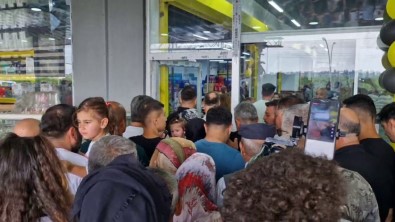 Marketteki Indirim Izdihami Tekmeli Yumruklu Kavgaya Dönüstü