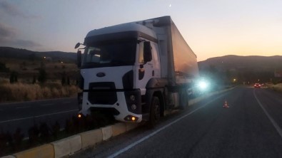 Sürücü Direksiyon Basinda Rahatsizlanan Tir Refüje Çikti