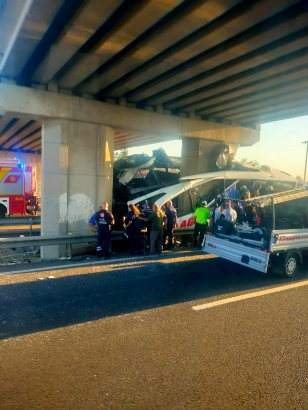 Ankara'da otobüs köprüye saplandı: Çok sayıda ölü ve yaralı var