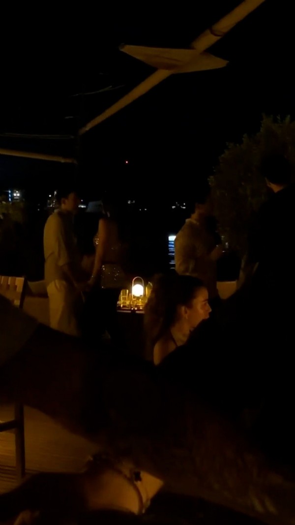 Ünlü oyuncu bakın kiminle görüldü...