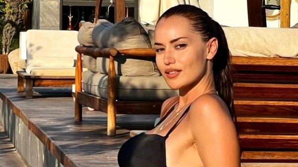 Özçivit'ten Fahriye Evcen'e romantik jest!