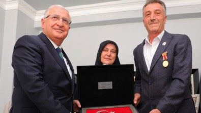 Bakan Güler gazi ve ailesiyle evinde bir araya geldi