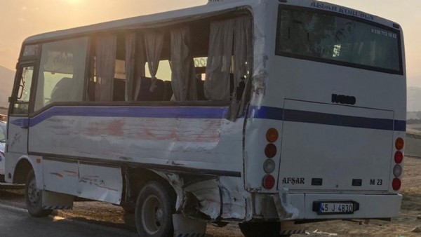 Manisa'da işçi servisiyle kamyonet çarpıştı: 1 can kaybı