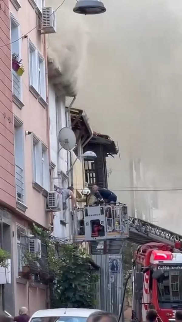 Beyoğlu'nda 5 katlı binada yangın