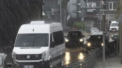 CHP'li İBB yine sınıfta kaldı! İstanbul'daki sağanak yolları göle çevirdi