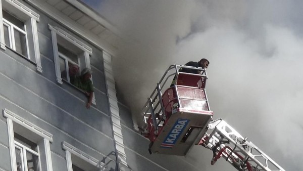 Otel alev aldı! Sebebi bilinmiyor: Ekipler bölgeye sevk edildi